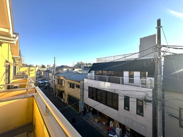 荒川区東尾久2丁目　リフォーム戸建の展望|空と街の景色が広がる窓辺は、暮らしの舞台を美しく彩ります。窓を開けるたびに心がほどけ、穏やかな風と光に包まれる、ゆったりとした時間が流れています。日々の喧騒から離れ、自然と調和する心地よい住まいです。