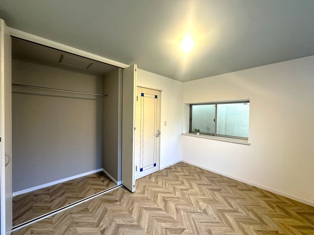 荒川区東尾久2丁目　リフォーム戸建の洋室|ふと深呼吸したくなるほどの開放感と穏やかな落ち着きが共存する洋室。お気に入りの家具や雑貨を飾れば、自分だけの“心地よさ”が自然と広がる特別な空間です。