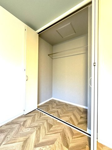 荒川区東尾久2丁目　リフォーム戸建の収納|収納力抜群のクローゼットが、お部屋をいつもすっきりと整えてくれます。見た目も美しく、生活感を上手に隠しながら、快適で居心地の良い空間を実現。日々の暮らしをもっと豊かに彩ります。