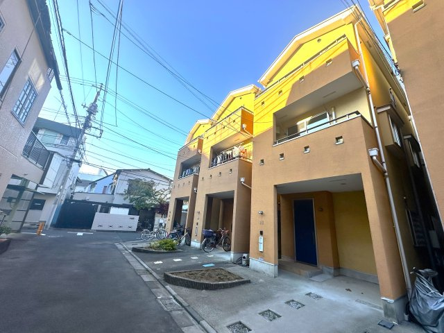 荒川区東尾久2丁目　リフォーム戸建の前面道路含む現地写真|控えめながらも洗練されたフォルムが、街並みに自然と溶け込みます。ほどよい高さと落ち着きのある佇まいが、住まう人に安心感と静かな誇りをもたらします。