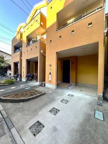 荒川区東尾久2丁目　リフォーム戸建の駐車場|駐車場は、使いやすさと安全性を兼ね備えた設計。毎日の通勤やお出かけをサポートし、快適な暮らしの一部となります。