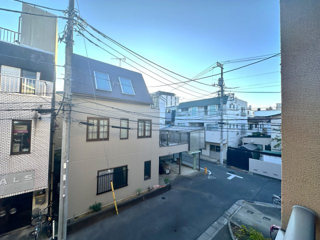 荒川区東尾久2丁目　リフォーム戸建の展望|外の景色が、ただの風景ではなく“暮らしの一部”になる住まい。窓の向こうに広がる空や街並みが、毎日に彩りと深呼吸をくれる、そんな豊かさがここにはあります。