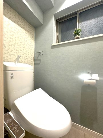 荒川区東尾久2丁目　リフォーム戸建のトイレ|最新設備を備えたトイレは、快適性とスタイリッシュさを兼ね備えた空間。清潔感のある美しい内装とすっきりとしたデザインが、暮らしに心地よさをプラス。清潔・快適・美しさが調和した、上質なトイレ空間です。