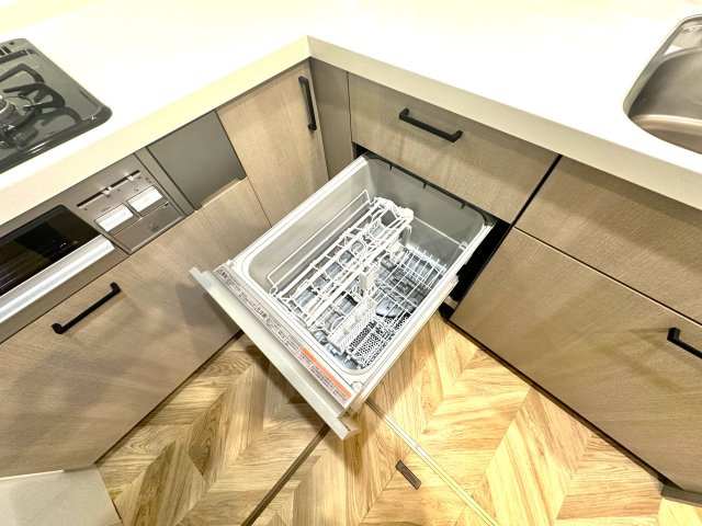 荒川区東尾久2丁目　リフォーム戸建のキッチン|面倒な後片付けは食洗機におまかせ。空いた時間には、ソファでテレビを観ながらゆったりひと息。家事の負担を減らして、毎日に小さな余裕と心地よさをもたらします。