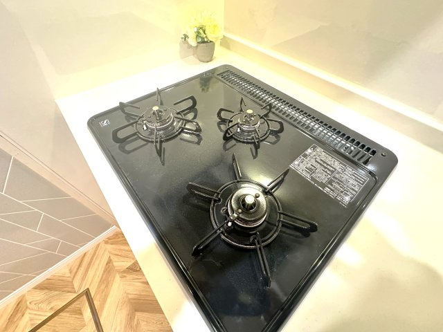 荒川区東尾久2丁目　リフォーム戸建のキッチン|3口ガスコンロで、同時調理もスムーズに進み、時間を有効に使えるのがうれしいポイント。炒め物、煮込み、汁物など、複数の料理を一度に作れるので、忙しい朝や夕食の準備も効率よく進みます。