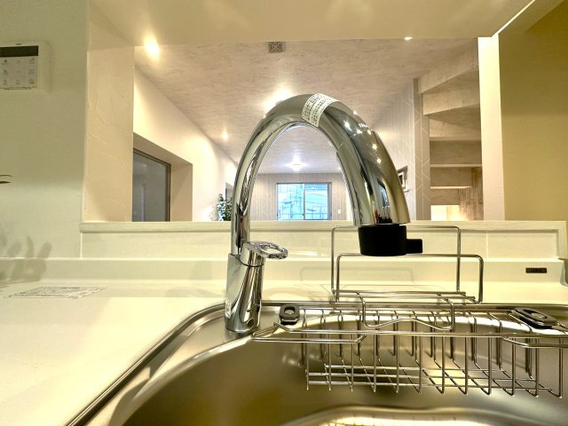 荒川区東尾久2丁目　リフォーム戸建のキッチン|浄水機能付きの水栓は、安心でおいしい水がすぐ使える便利な設備。ハンドシャワーで使い勝手もよく、毎日の家事が快適になります。使い勝手と衛生面を両立した設計が、毎日の家事に小さな心地よさと楽しさをプラス。