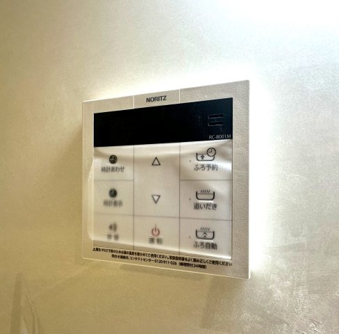 荒川区東尾久2丁目　リフォーム戸建の発電・温水設備|ワンタッチ操作でお湯張りや追い焚きができるオートバスは、忙しい日々の中でも快適なバスタイムをサポート。湯温の調整や保温も自動で行えるため、いつでもちょうどいい温かさのお風呂が待っています。