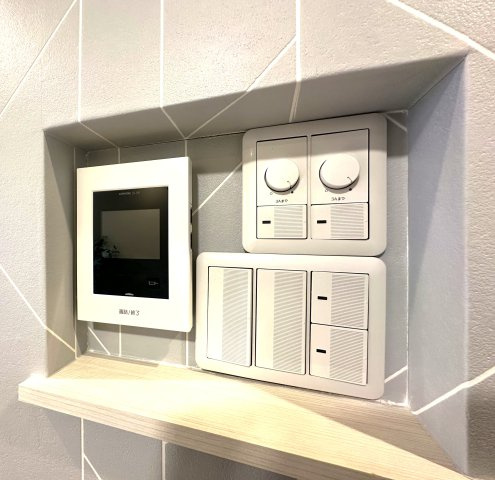 荒川区東尾久2丁目　リフォーム戸建の防犯設備|リビングから来訪者の姿をしっかり確認できるモニター付きインターホンは、防犯性はもちろん、急な来客にも安心して対応できる心強い設備。ご家族の安全と安心な暮らしをそっと支えてくれます。