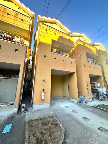 荒川区東尾久2丁目　リフォーム戸建の外観|ただいま、と家に帰るたびに心がほっと安らぐ、美しく誇らしい外観デザイン。温かみと上質さが絶妙に調和し、家族を迎える誇り高い表情を見せます。街並みにも映える佇まいは、安心感と豊かさをもたらしてくれます。