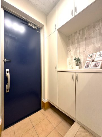 荒川区東尾久2丁目　リフォーム戸建の玄関|扉を開けた瞬間、あたたかな陽光が差し込む玄関が広がり、清々しい空気とともにやさしく迎え入れてくれます。その明るさと開放感は、一日の始まりに期待を抱かせ、住まい全体の心地よさを自然と感じさせてくれます。