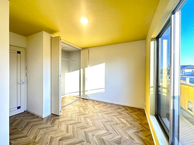 荒川区東尾久2丁目　リフォーム戸建の洋室|たっぷりの自然光が差し込むクローゼットを備えた機能的な洋室。収納力に優れ、すっきりと整った空間を保ちやすく、住まい全体の心地よさを高めてくれます。