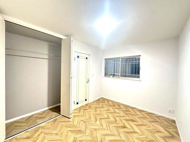 荒川区東尾久2丁目　リフォーム戸建の洋室|日差しをたっぷりと感じられる洋室は、くつろぎの寝室としても、お子様の成長を見守る子ども部屋としても最適。暮らしの変化にも対応できる一室です。