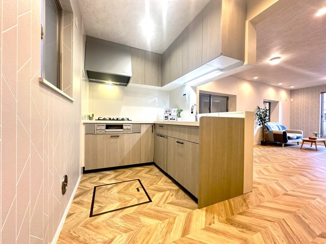 荒川区東尾久2丁目　リフォーム戸建のキッチン|毎日の料理が楽しくなる、Ｌ字型の機能的でスタイリッシュなキッチン。収納も豊富で、すっきりとした空間を保ちながら、対面式になっているので家族との会話が自然と生まれる心地よい場所です。