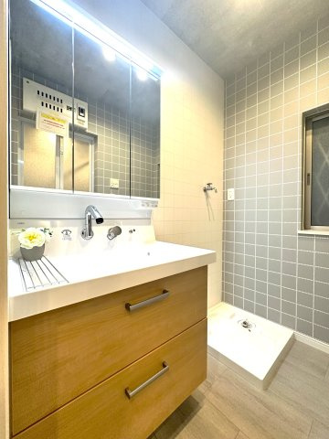 荒川区東尾久2丁目　リフォーム戸建の独立洗面台|明るい洗面スペースは、使いやすさを徹底的に追求した設計です。忙しい朝も快適に自然と笑顔がこぼれる心地よいひとときを叶えます。毎日の身支度がスムーズに整う、家族みんなに優しい空間です。