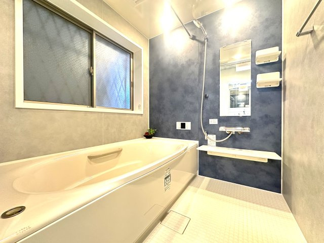 荒川区東尾久2丁目　リフォーム戸建の浴室|家族みんなの疲れをやさしく包み込む、広々とした癒しのバスルーム。ゆったりとくつろげる空間で、日々のストレスもすっと解きほぐされる、心身ともにリラックスできるひとときをお届けします。