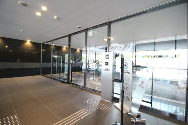 ドゥ・トゥール　WESTのエントランス