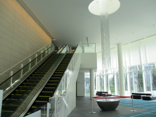 2階まで吹き抜けの大変明るいエントランスホール