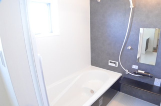 【浴室】 | さいたま市岩槻区岩槻（全７棟） | 【１号棟】一日の疲れを癒してくれるバスルーム♪足を延ばしてゆったりとお寛ぎください！