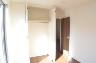 【収納】 | さいたま市岩槻区岩槻（全７棟） | 【１号棟】奥行のある収納力抜群のクローゼット。全ての服が見てわかるので選択がしやすいのが何より便利です。