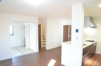 【居間・リビング】 | さいたま市岩槻区岩槻（全７棟） | 【４号棟】LDK15.5帖+続間和室！家族の笑顔が集うリビング。お子様の様子を見ながら料理ができるので安心です。