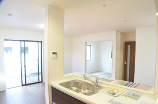 【居間・リビング】 | さいたま市岩槻区岩槻（全７棟） | 【４号棟】温かみのあるリビングでは家族の笑顔が集まります。お洒落に我が家で過ごす心地よい時間をお過ごしください。