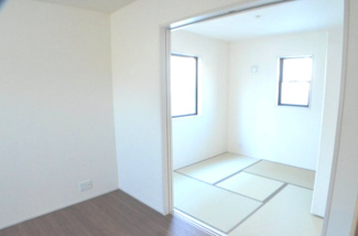【和室】 | さいたま市岩槻区岩槻（全７棟） | 【４号棟】和モダンな趣が感じられる和室も用意されています。