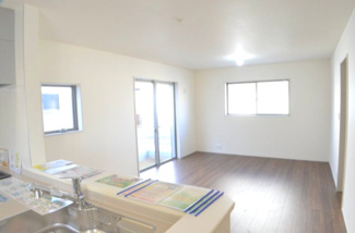 【居間・リビング】 | さいたま市岩槻区岩槻（全７棟） | 【１号棟】快適なリビングの条件「陽当たり、通風、開放感」が実現されています。自然なぬくもりが感じられるシンプルで落ち着いた雰囲気のリビングです。