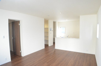 【居間・リビング】 | さいたま市岩槻区岩槻（全７棟） | 【１号棟】リビングではお客様を招いてホームパーティやティタイムなど楽しみ方も色々です。