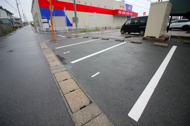 米原5丁目Ｓテナントの駐車場|敷地内駐車場になりますが、テナントの真横ではありません。
