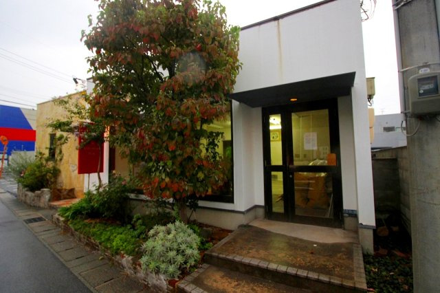 米原5丁目Ｓテナントの外観|白を基調とした平屋のテナントになります。横はカフェとして営業中になります。