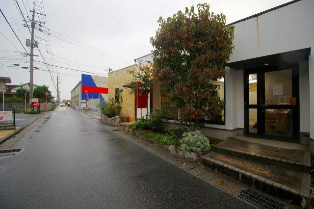 米原5丁目Ｓテナントの周辺|前道も広くすれ違いの出来る幅員の道路に面します。