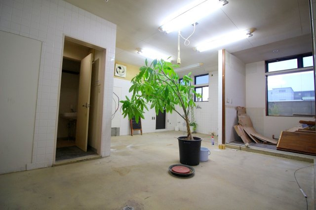 米原5丁目Ｓテナントのキッチン|土間部分は元厨房として利用されていた空間になります。