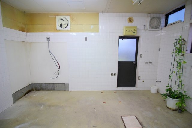 米原5丁目Ｓテナントのキッチン|水道・排水など配管は残置としてございます。
