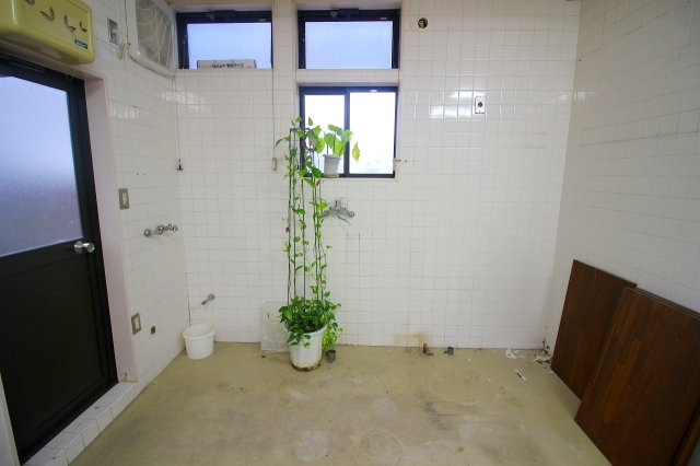 米原5丁目Ｓテナントの内装|裏には勝手口があり、出入りも可能になります。