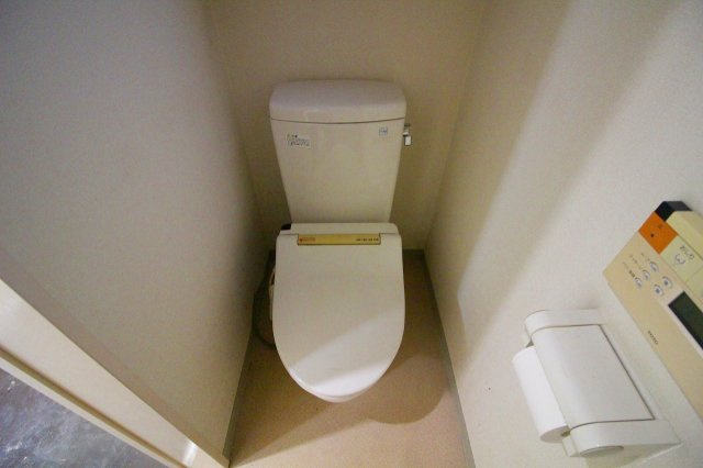 米原5丁目Ｓテナントのトイレ|水洗トイレと手洗いが残置物でございます。