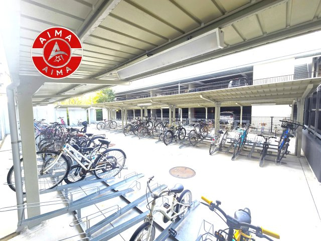 アイランドシティオーシャン＆フォレストタワーレジデンスEASTの駐輪場|屋根付きの駐輪場で、自転車を雨から守れます。