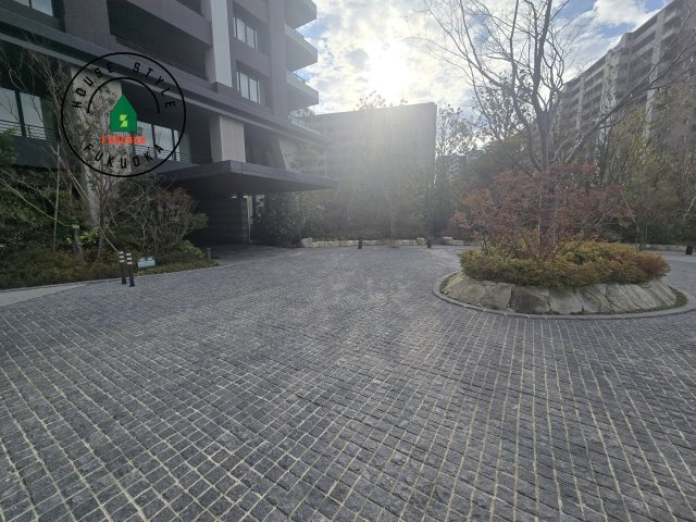 アイランドシティオーシャン＆フォレストタワーレジデンスEAST|明るい外エントランスが、建物全体の印象を引き立てます。