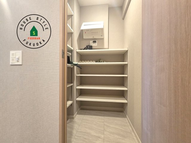 アイランドシティオーシャン＆フォレストタワーレジデンスEASTの収納|ゆとりある玄関には広々した玄関収納が付き靴以外を掃除道具、避難グッズなど普段あまり使わなく置き場所に困る物などを収納できるなどとても便利な収納スペースになります！