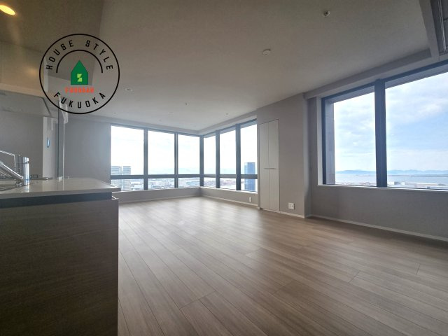 アイランドシティオーシャン＆フォレストタワーレジデンスEASTの居間・リビング|リビングにも収納があります！リビングはご家族だけでなくご友人も集まるのでいつでもスッキリ片付いている快適な空間にしたいですね♪