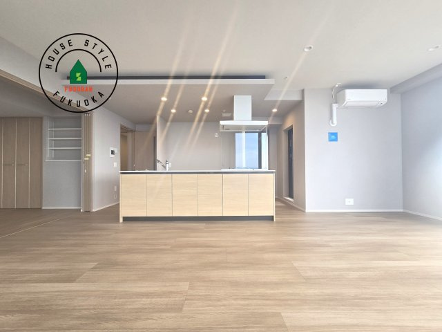 アイランドシティオーシャン＆フォレストタワーレジデンスEASTの居間・リビング|キッチンからリビングをしっかり確認できます。家族の笑顔があふれる空間になりそうですね。