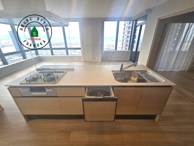 アイランドシティオーシャン＆フォレストタワーレジデンスEASTのキッチン|明るく開放的なリビングダイニングは豊かな陽光が注ぎ込み、やすらぎの空間を演出してくれます。ご家族で楽しいひとときをお過ごし下さい。