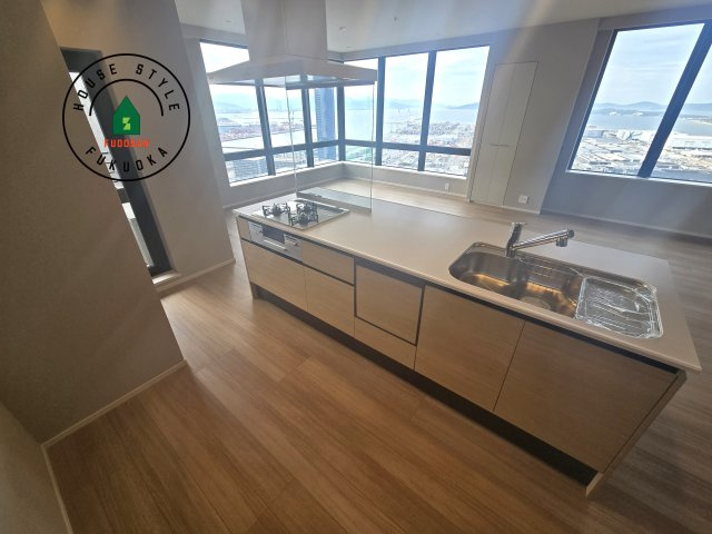 アイランドシティオーシャン＆フォレストタワーレジデンスEASTのキッチン|ダイニングテーブルへの配膳がラクラク、お料理はかどるカウンター付きシステムキッチン！