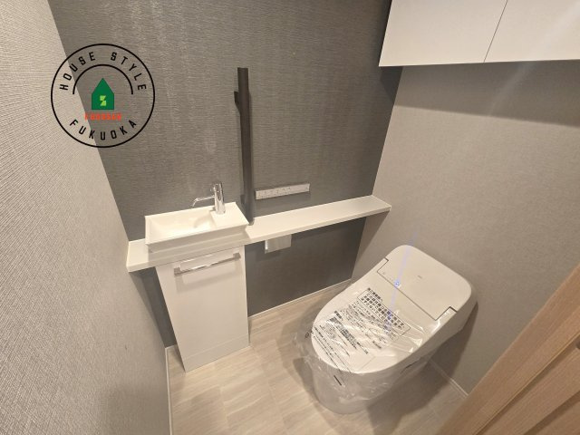 アイランドシティオーシャン＆フォレストタワーレジデンスEASTのトイレ|白を基調とした、シンプルながらも落ち着くデザイン。洗浄付き温水便座で機能性も兼ね備えています♪