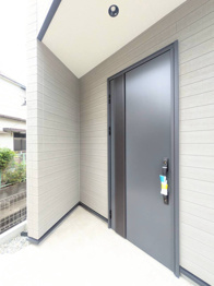 【同社施工例】玄関扉はスマートキーになっており両手がふさがっていても解錠・施錠がスムーズに行えます。