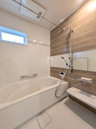 【同社施工例】気密性と断熱性に優れ、外気の影響を受けにくく、浴室内の温度を一定に保ちやすいです。特に冬場は、暖房効率が高まり、快適なバスタイムを過ごせます。