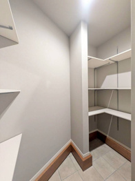 【同社施工例】シューズインクローク（シューズクローク）は、玄関横に設けられる収納スペースで、靴だけでなく、傘やベビーカー、アウトドア用品など外で使うアイテムを収納できる便利な空間です。