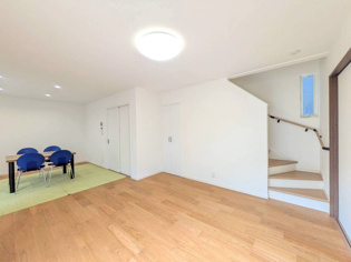 【同社施工例】リビング階段設計となっており、家族皆様が自然とリビングスペースに集まります。大きな窓が設置されており、明るい日差しが入ります。リビングセットを置いても十分な広さが確保されています。