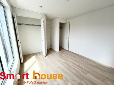 【洋室】 | 相模原市中央区上溝第140　全4棟 | 光が沢山取り込める大きな窓。2面採光なので、日差しを長時間受ける事が出来る暖かいお部屋です。