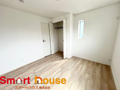 【洋室】 | 相模原市中央区上溝第140　全4棟 | 木目のフローリングが暖かみのある室内に。明るい寝室で心地のいい朝を迎えられそう。