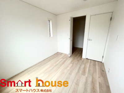 【洋室】 | 相模原市中央区上溝第140　全4棟 | 広々とした居住空間は日々の暮らしを彩り、心のやすらぎと満足感を与えてくれます。通風と採光を考慮した設計は子供たちはのびのび育ち、家族でくつろぎと団らんを生み出します。